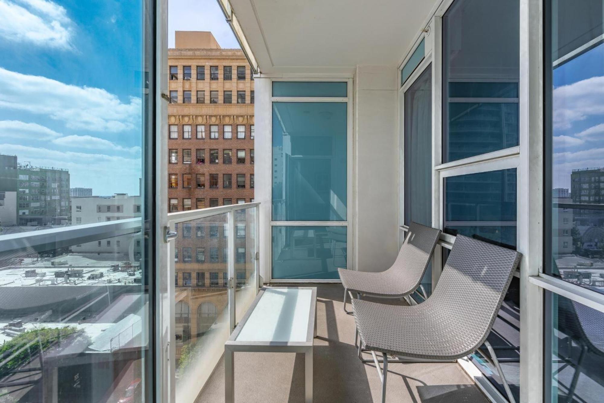 2 Bed 2 Bath Contemporary High Rise Dtla Living